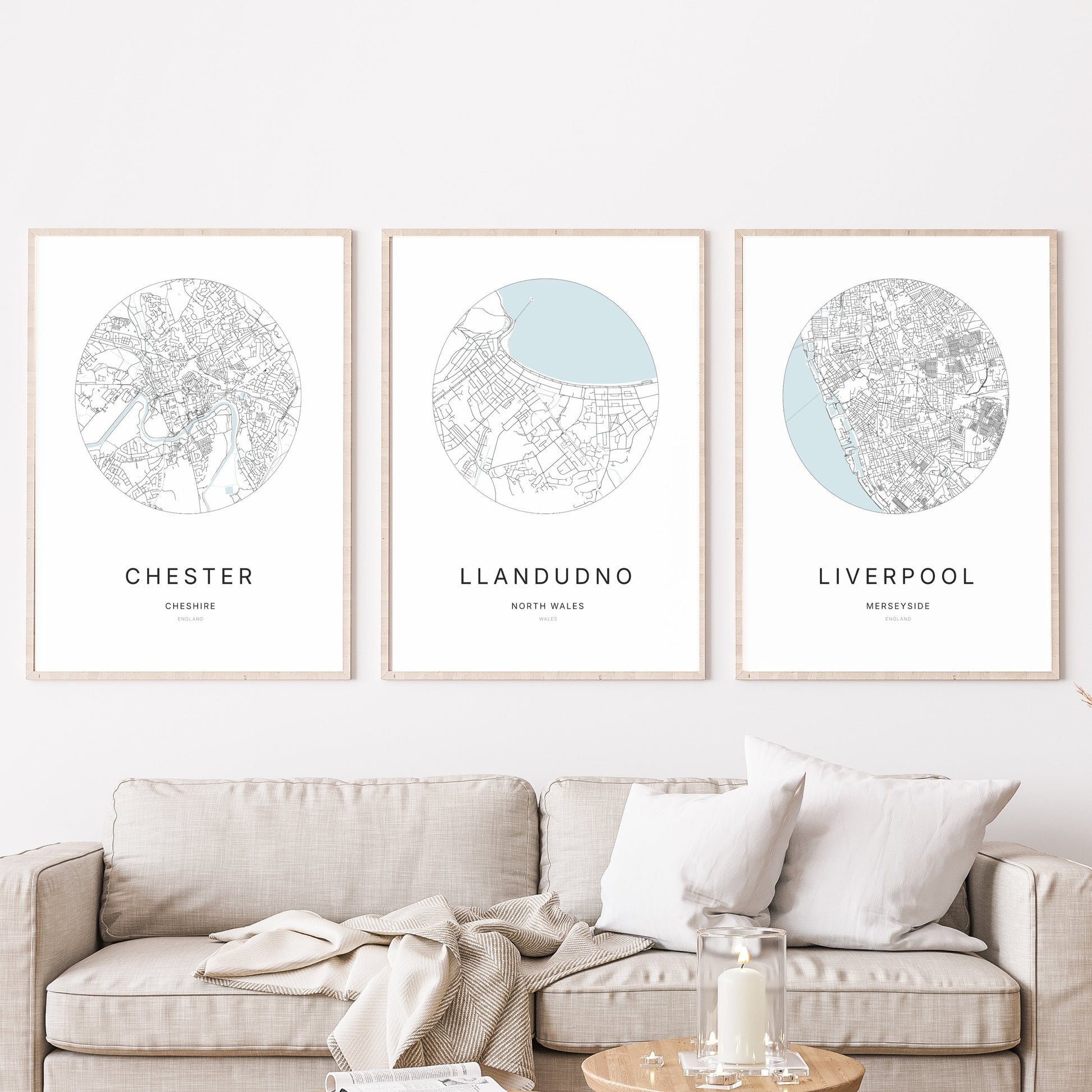 Trio d’affiches de Chester, Llandudno et Liverpool dans un salon.
