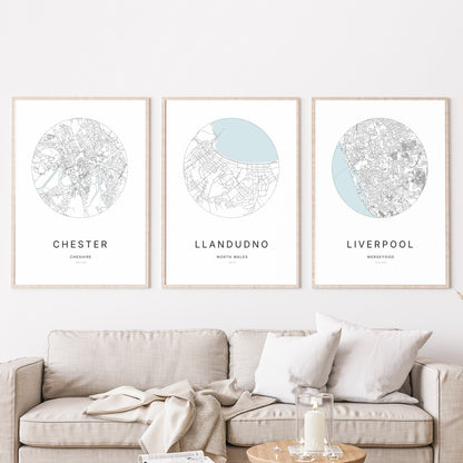 Trio d’affiches de Chester, Llandudno et Liverpool dans un salon.