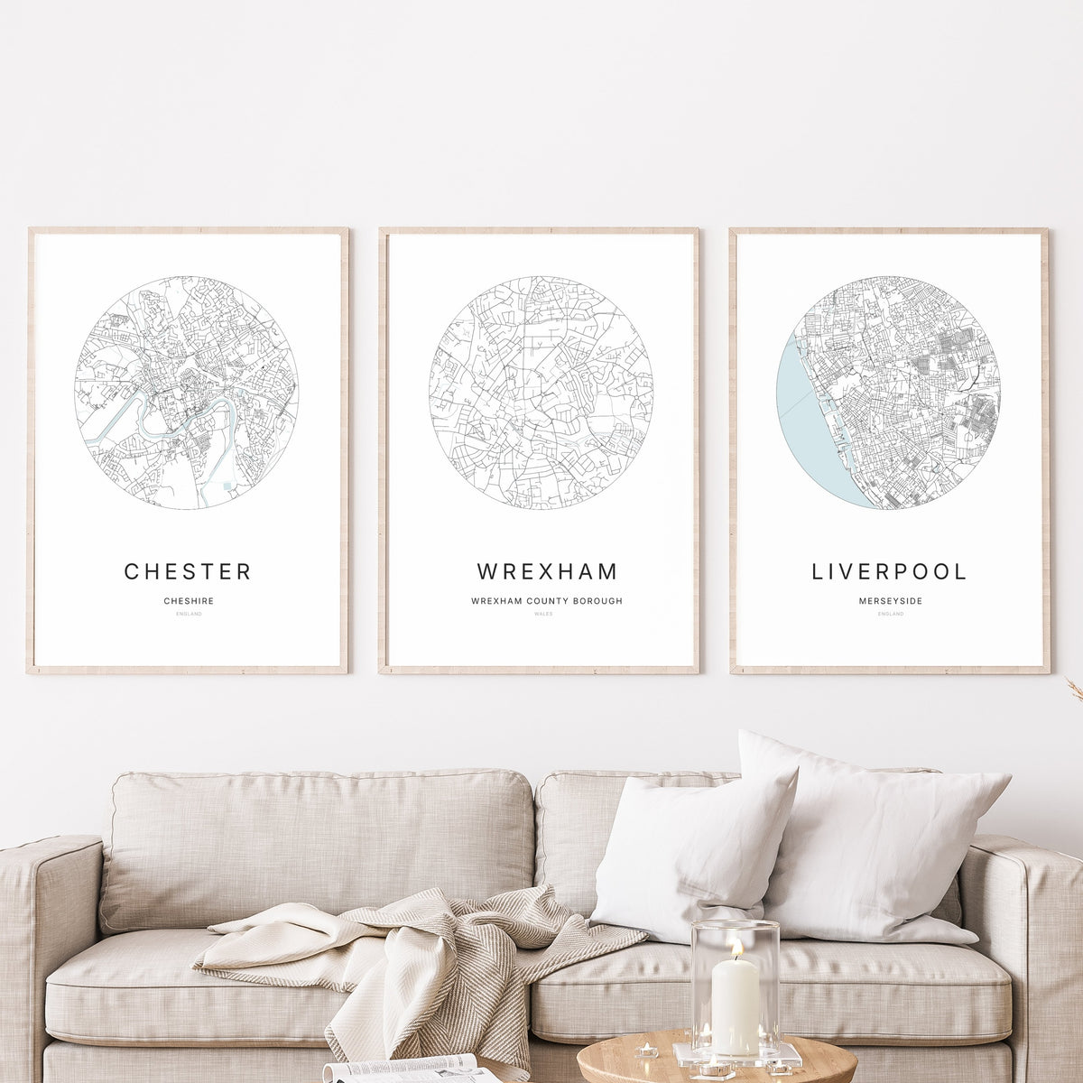 Trio d’affiches de Chester, Wrexham et Liverpool dans un salon.