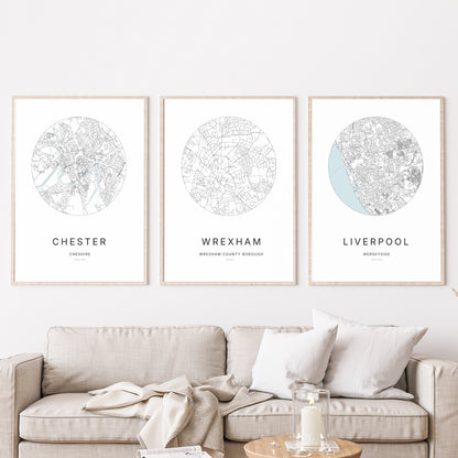 Trio d’affiches de Chester, Wrexham et Liverpool dans un salon.