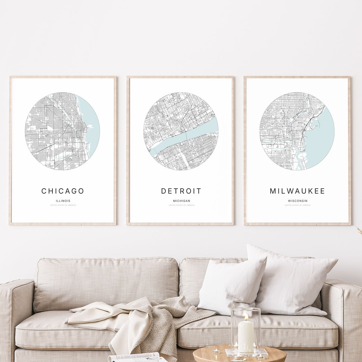 Trio d’affiches de Chicago, Detroit et Milwaukee dans un salon.