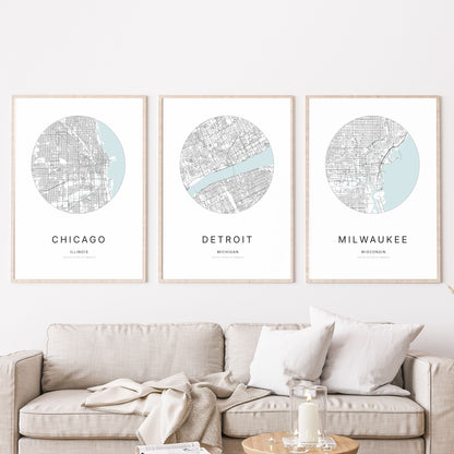 Trio d’affiches de Chicago, Detroit et Milwaukee dans un salon.