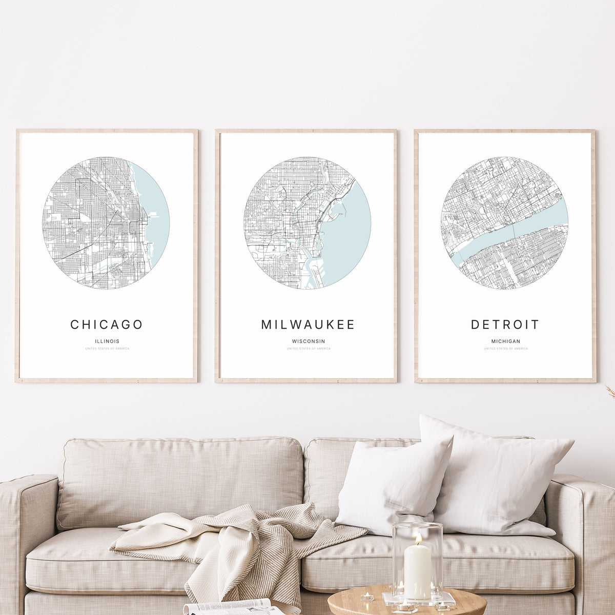 Trio d’affiches de Chicago, Milwaukee et Detroit dans un salon.