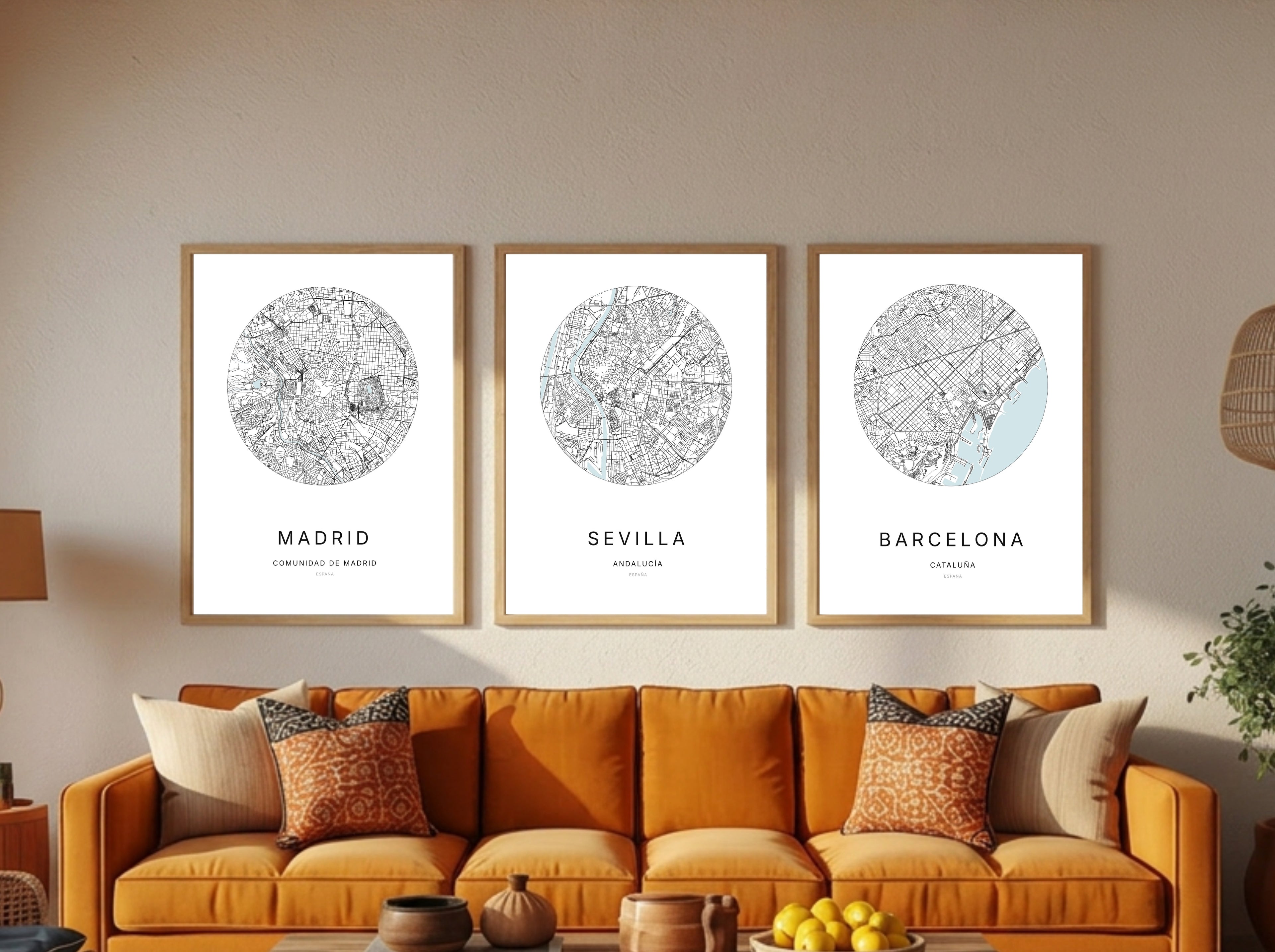 Trois affiches minimalistes de plans de villes espagnoles Madrid, Sevilla et Barcelona dans des cadres décoratifs