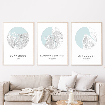 Composition murale de trois affiches minimalistes de villes (Boulogne-sur-Mer, Dunkerque, Le Touquet) encadrées au-dessus d’un canapé dans un salon moderne.