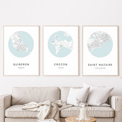 Composition murale de trois affiches minimalistes de villes (Crozon, Quiberon, Saint-Nazaire) encadrées au-dessus d’un canapé dans un salon moderne.