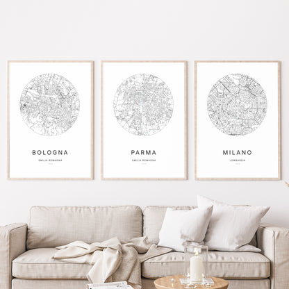 Composition murale de trois affiches minimalistes de villes (Parma, Bologna, Milano) encadrées au-dessus d’un canapé dans un salon moderne.