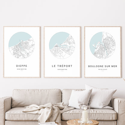 Composition murale de trois affiches minimalistes de villes (Le Tréport, Dieppe, Boulogne-sur-Mer) encadrées au-dessus d’un canapé dans un salon moderne. 