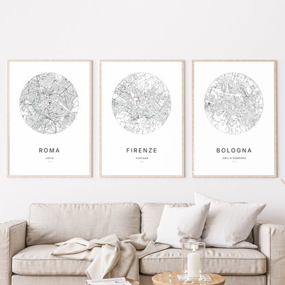 Composition murale de trois affiches minimalistes de villes (Firenze, Pisa, Roma) encadrées au-dessus d’un canapé dans un salon moderne.