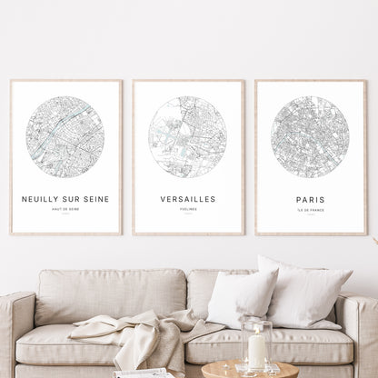 Composition murale de trois affiches minimalistes de villes (Versailles, Paris, Neuilly-sur-Seine) encadrées au-dessus d’un canapé dans un salon moderne