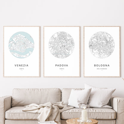 Composition murale de trois affiches minimalistes de villes (Padova, Venezia, Bologna) encadrées au-dessus d’un canapé dans un salon moderne.
