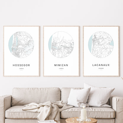 Composition murale de trois affiches minimalistes de villes (Mimizan, Hossegor, Lacanau) encadrées au-dessus d’un canapé dans un salon moderne.