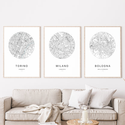 Composition murale de trois affiches minimalistes de villes (Milano, Torino, Bologna) encadrées au-dessus d’un canapé dans un salon moderne.