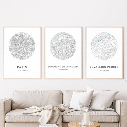 Composition murale de trois affiches minimalistes de villes (Boulogne-Billancourt, Paris, Levallois-Perret) encadrées au-dessus d’un canapé dans un salon moderne.