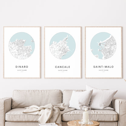 Composition murale de trois affiches minimalistes de villes (Cancale, Saint-Malo, Dinard) encadrées au-dessus d’un canapé dans un salon moderne.