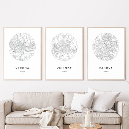 Composition murale de trois affiches minimalistes de villes (Vicenza, Verona, Padova) encadrées au-dessus d’un canapé dans un salon moderne.