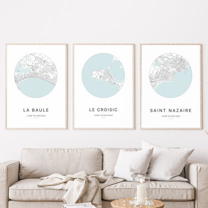 Composition murale de trois affiches minimalistes de villes (Le Croisic, La Baule, Saint-Nazaire) encadrées au-dessus d’un canapé dans un salon moderne.