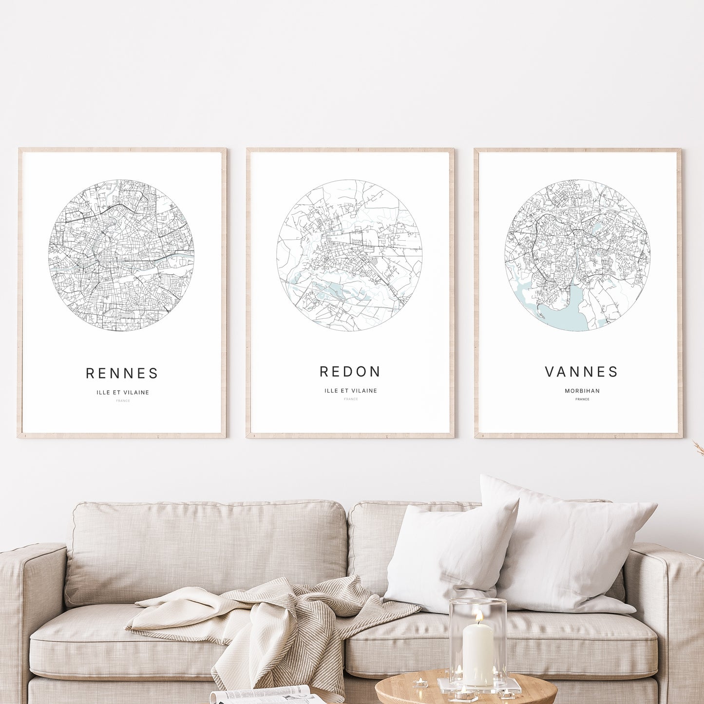 Trio d'affiches de Redon, Rennes et Vannes dans un salon.