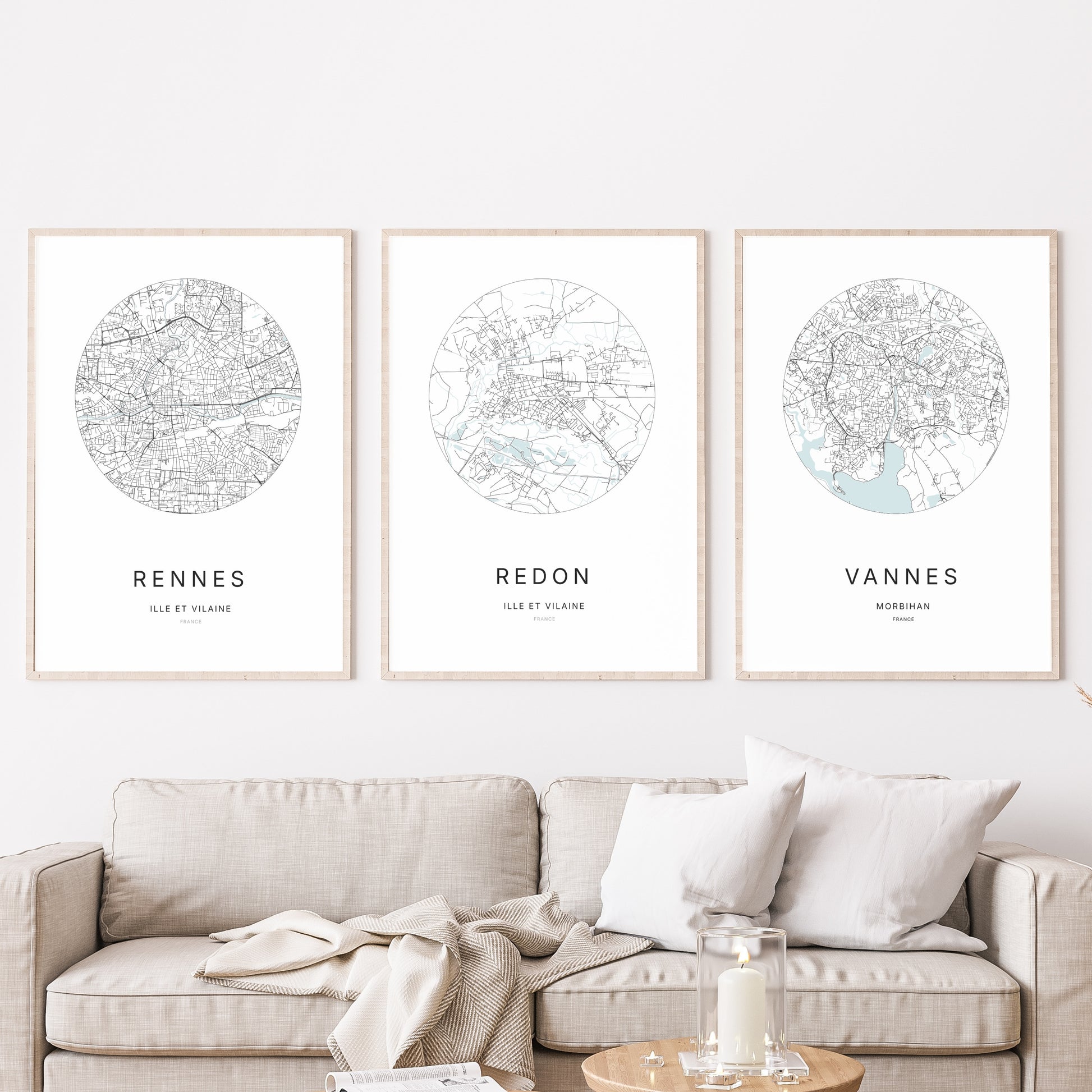 Trio d'affiches de Redon, Rennes et Vannes dans un salon.