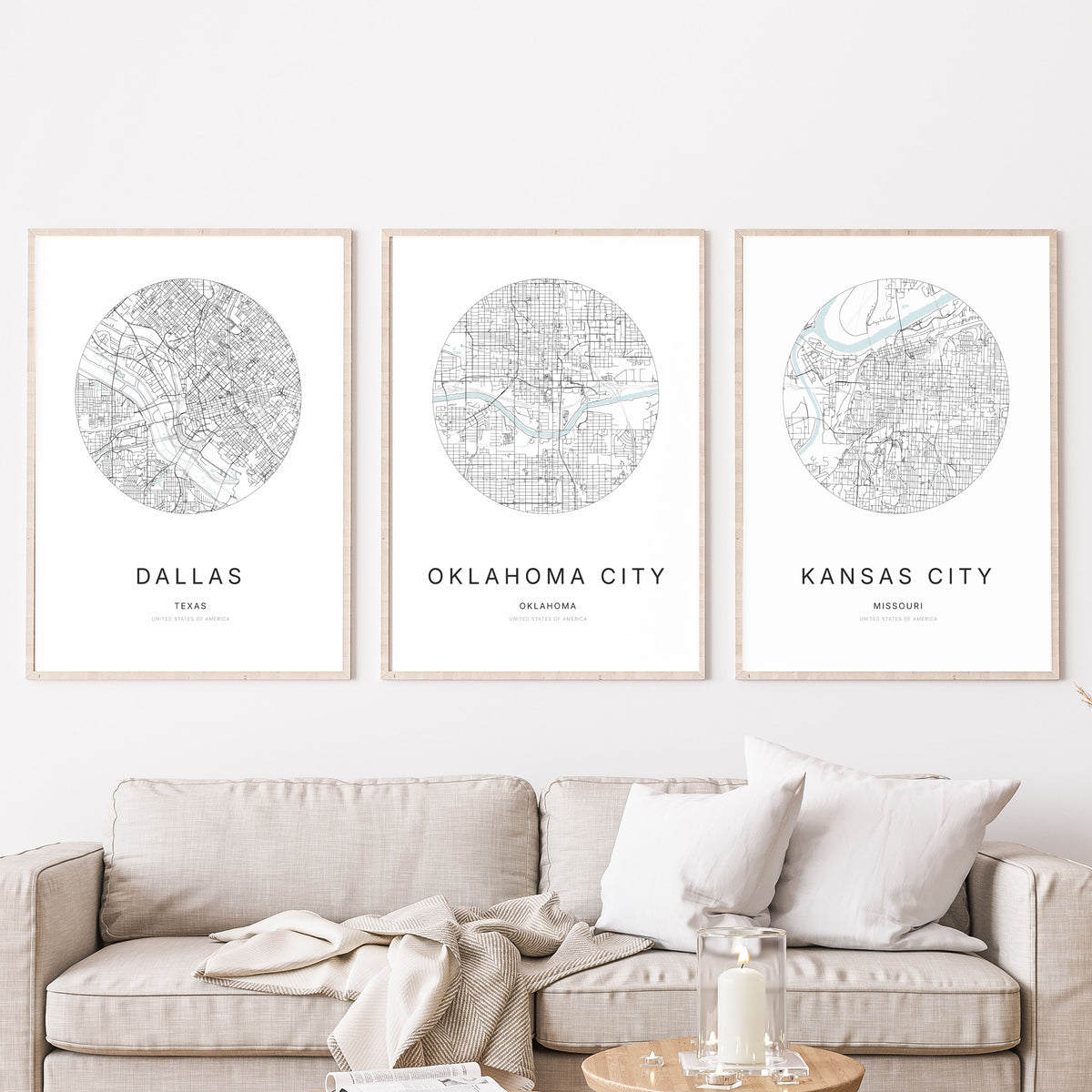 Trio d’affiches de Dallas, Oklahoma City et Kansas City dans un salon.