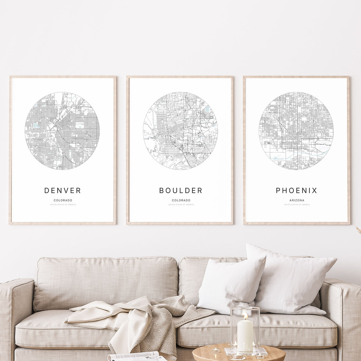 Trio d’affiches de Denver, Boulder et Phoenix dans un salon.