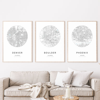 Trio d’affiches de Denver, Boulder et Phoenix dans un salon.