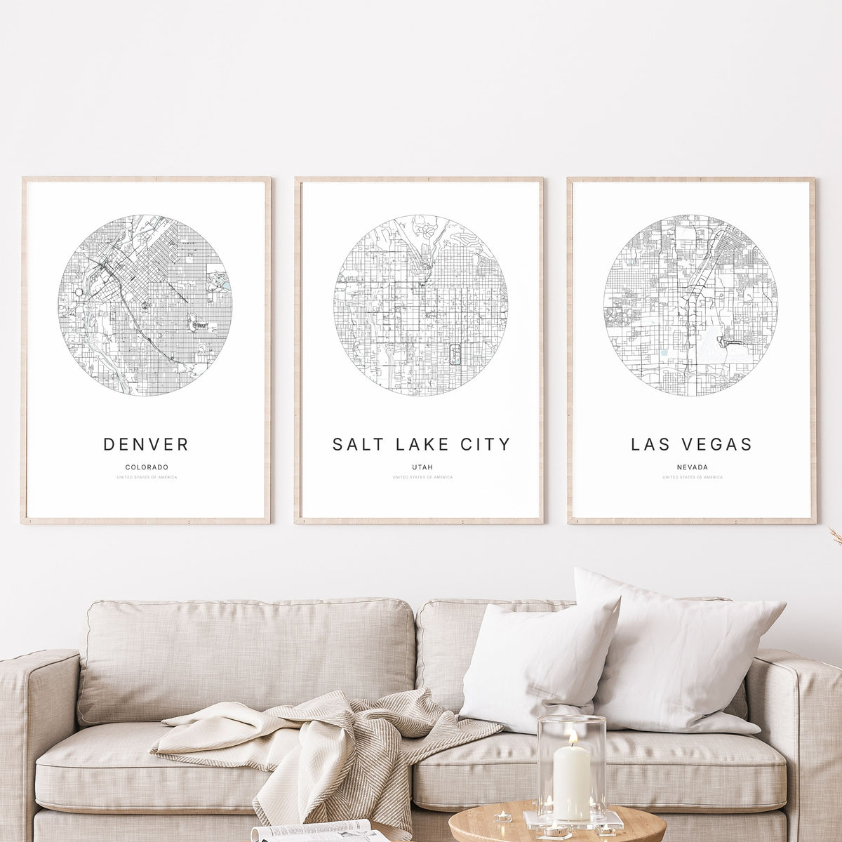 Trio d’affiches de Denver, Salt Lake City et Las Vegas dans un salon.