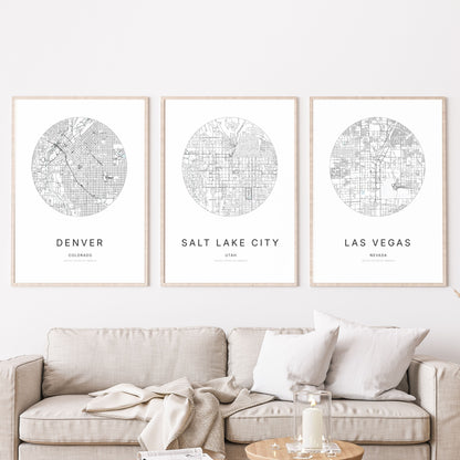 Trio d’affiches de Denver, Salt Lake City et Las Vegas dans un salon.