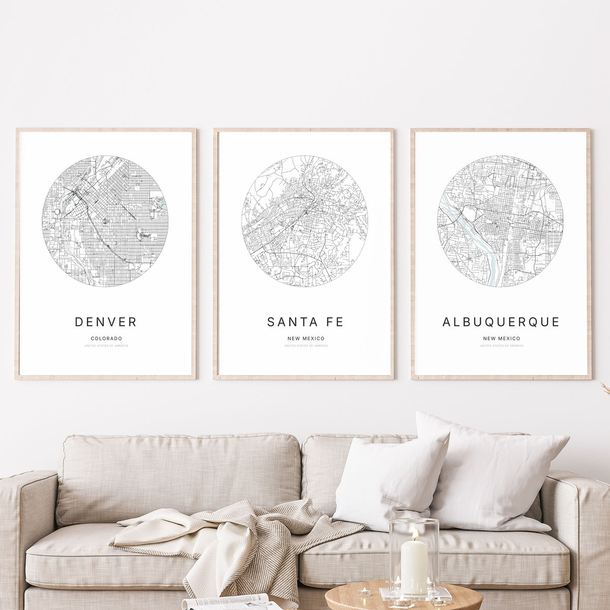 Trio d’affiches de Denver, Santa Fe et Albuquerque dans un salon.
