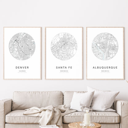 Trio d’affiches de Denver, Santa Fe et Albuquerque dans un salon.