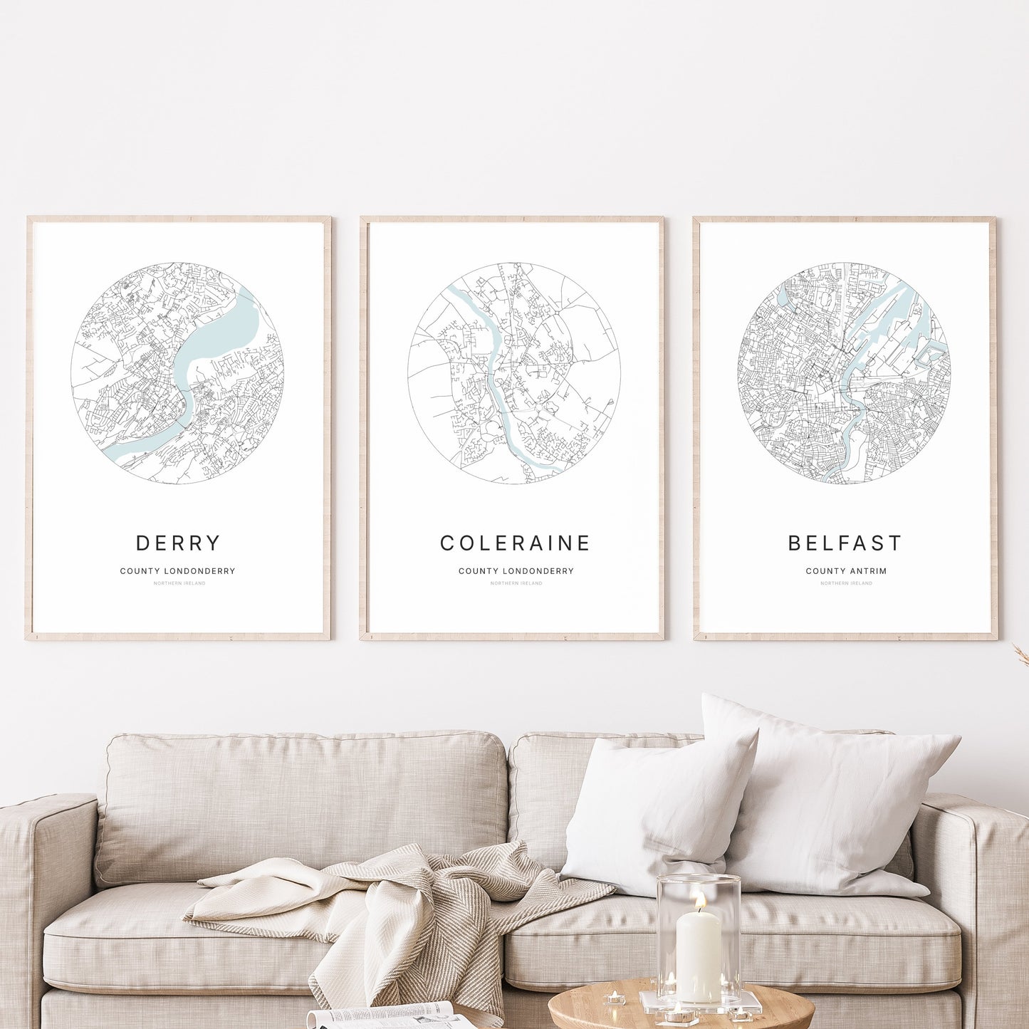 Trio d’affiches de Derry, Coleraine et Belfast dans un salon.