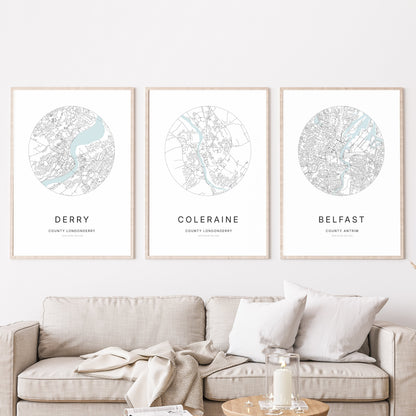 Trio d’affiches de Derry, Coleraine et Belfast dans un salon.