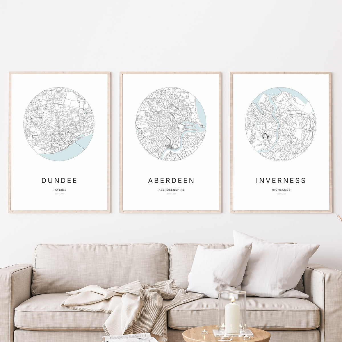 Trio d’affiches de Dundee, Aberdeen et Inverness dans un salon.