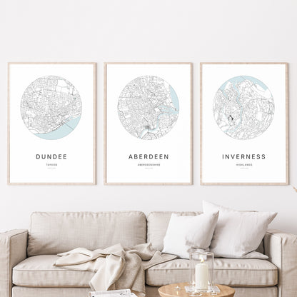 Trio d’affiches de Dundee, Aberdeen et Inverness dans un salon.