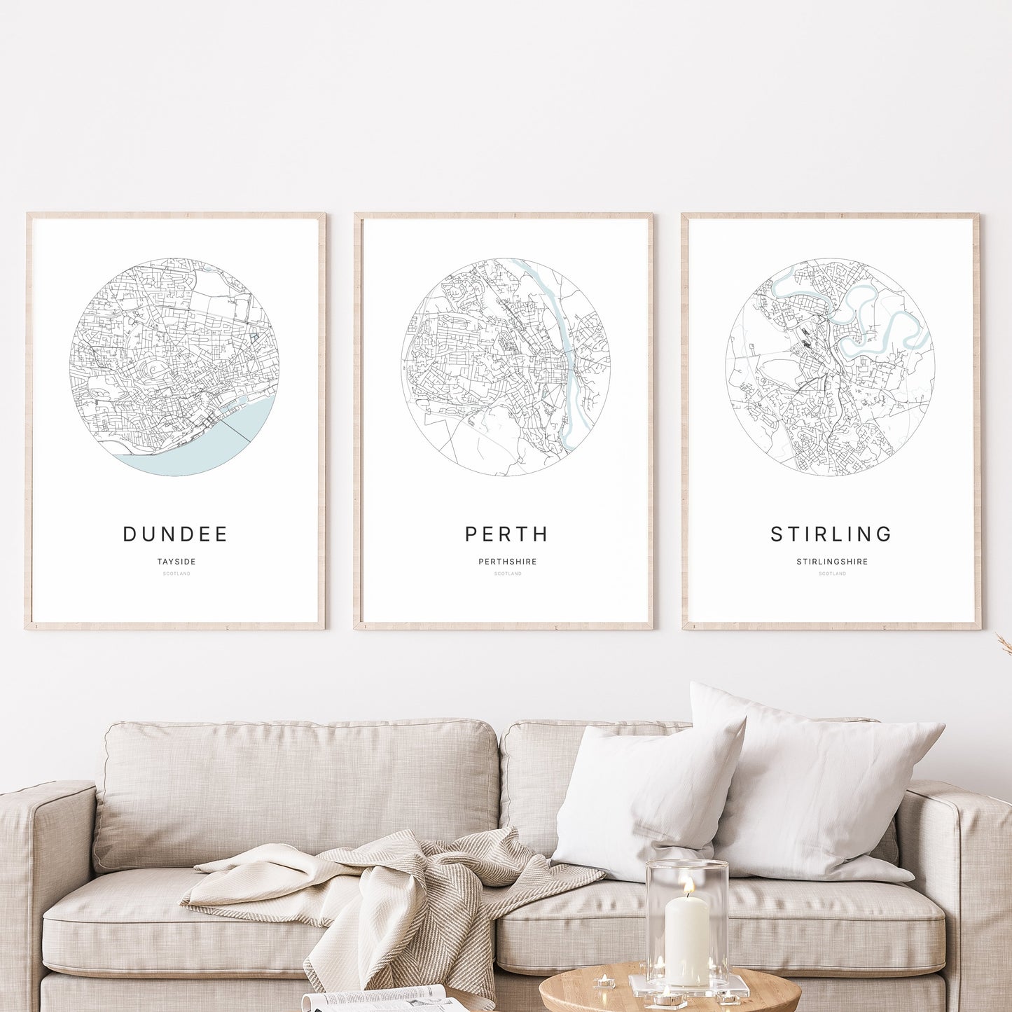 Trio d’affiches de Dundee, Perth et Stirling dans un salon.