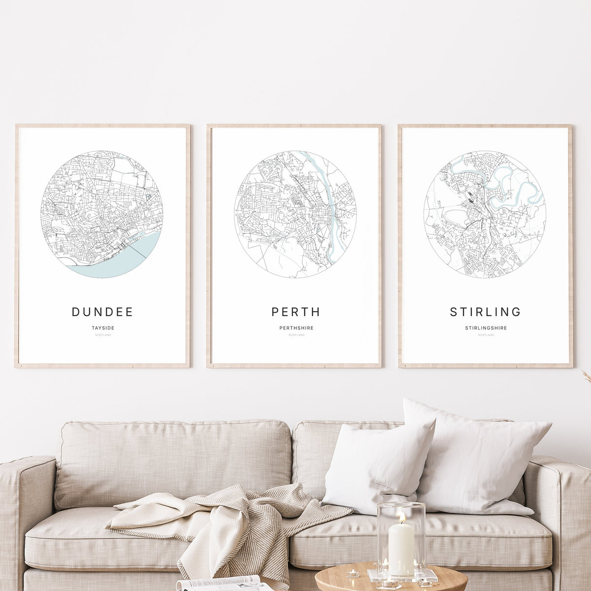 Trio d’affiches de Dundee, Perth et Stirling dans un salon.