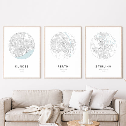 Trio d’affiches de Dundee, Perth et Stirling dans un salon.