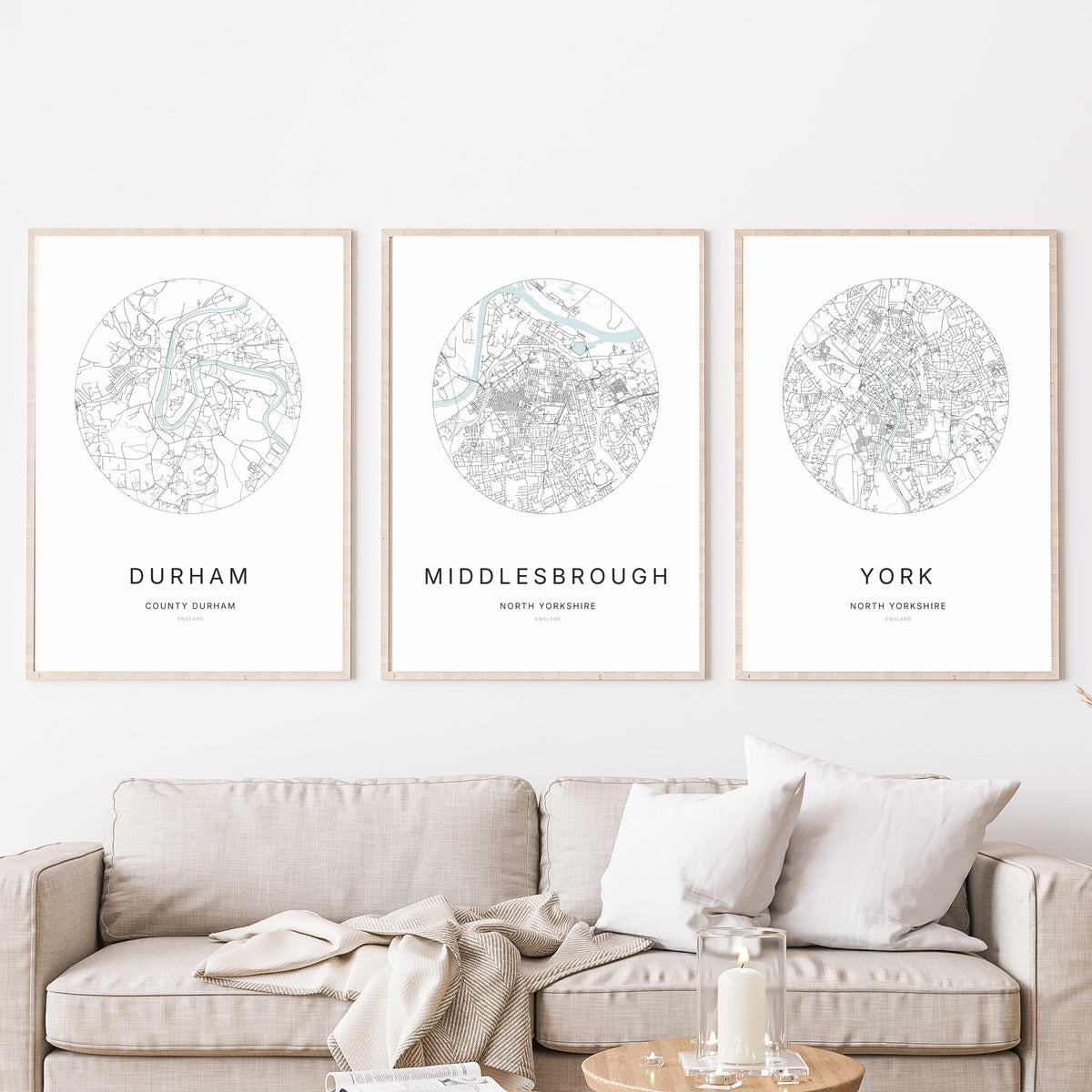 Trio d’affiches de Durham, Middlesbrough et York dans un salon.