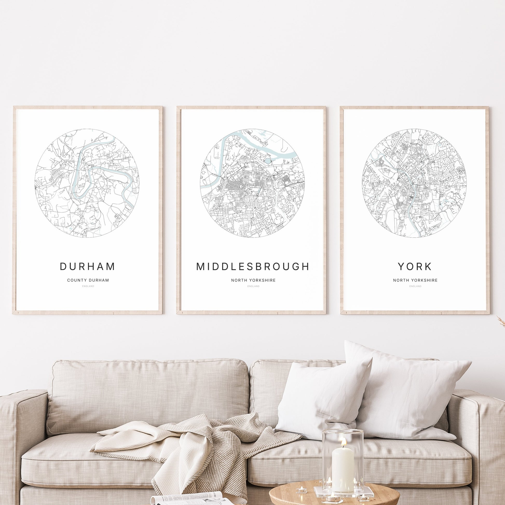 Trio d’affiches de Durham, Middlesbrough et York dans un salon.