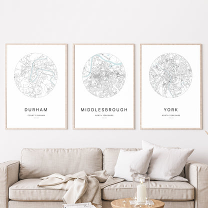 Trio d’affiches de Durham, Middlesbrough et York dans un salon.