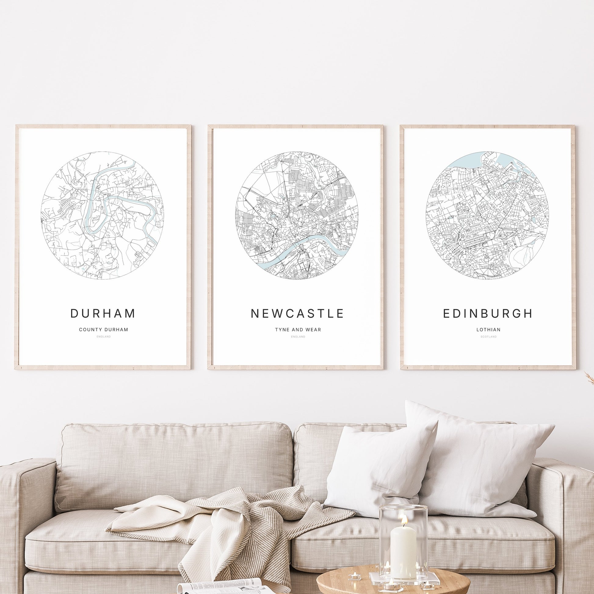 Trio d’affiches de Durham, Newcastle et Edinburgh dans un salon.