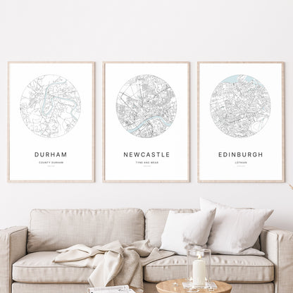 Trio d’affiches de Durham, Newcastle et Edinburgh dans un salon.