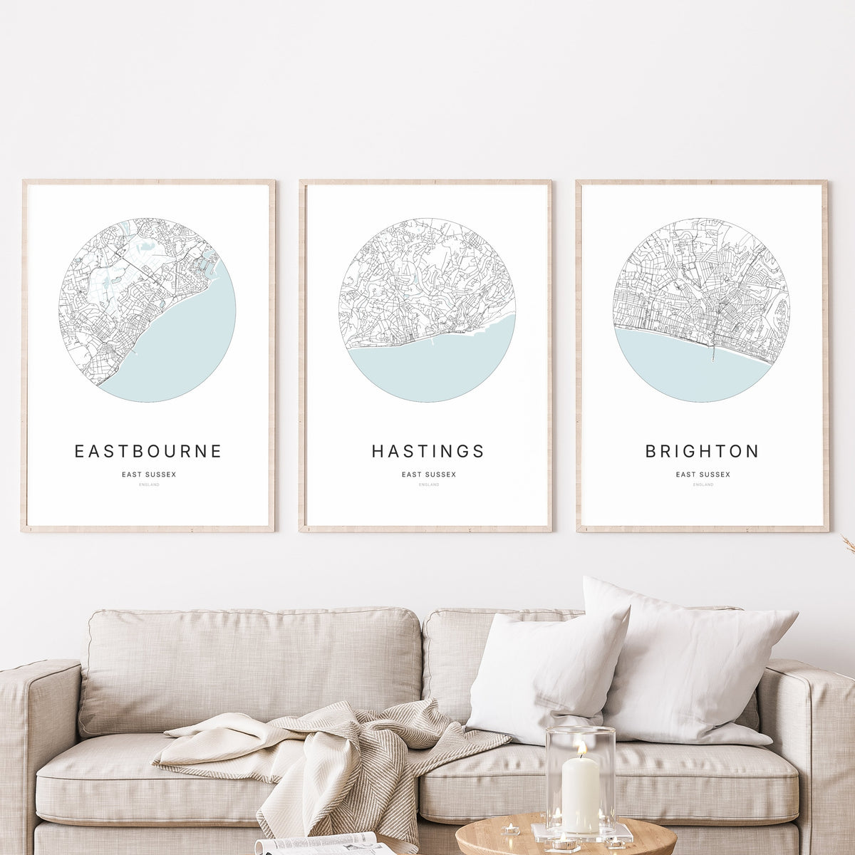 Trio d’affiches d’Eastbourne, Hastings et Brighton dans un salon.