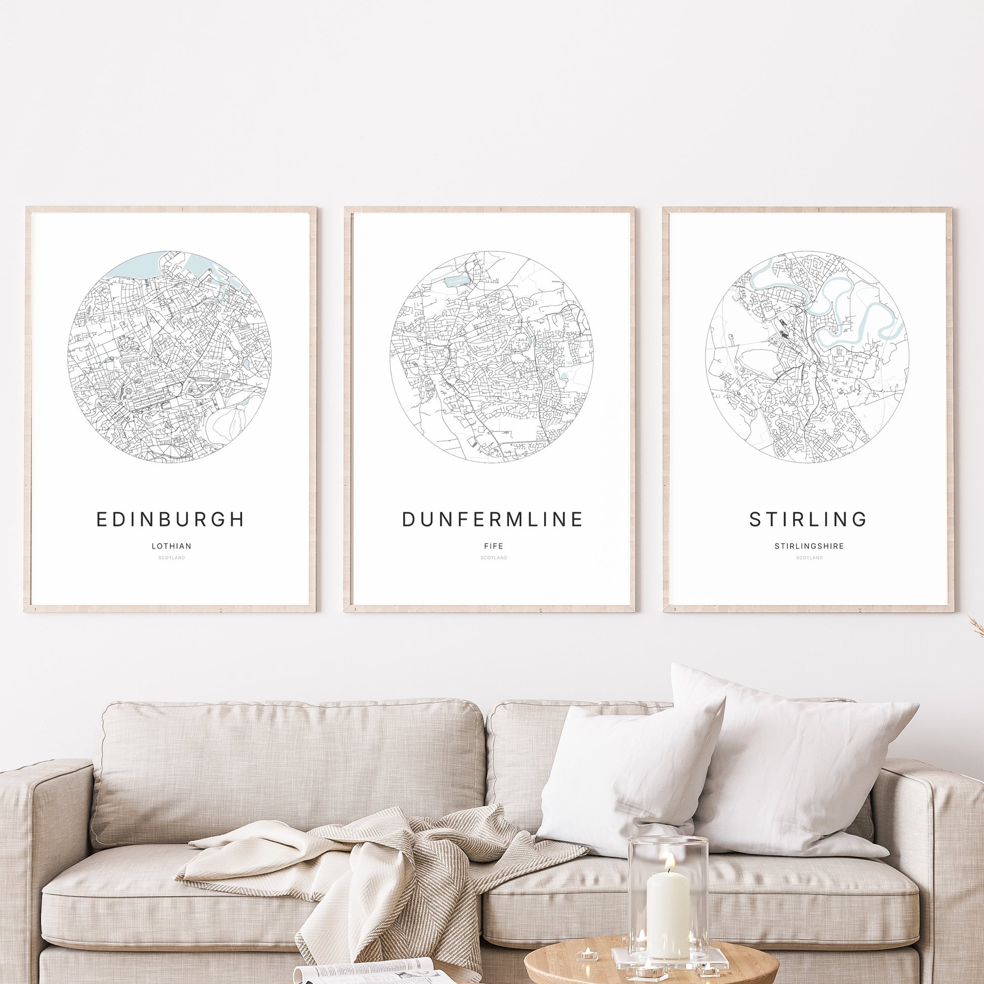 Trio d’affiches de Edinburgh, Dunfermline et Stirling dans un salon.