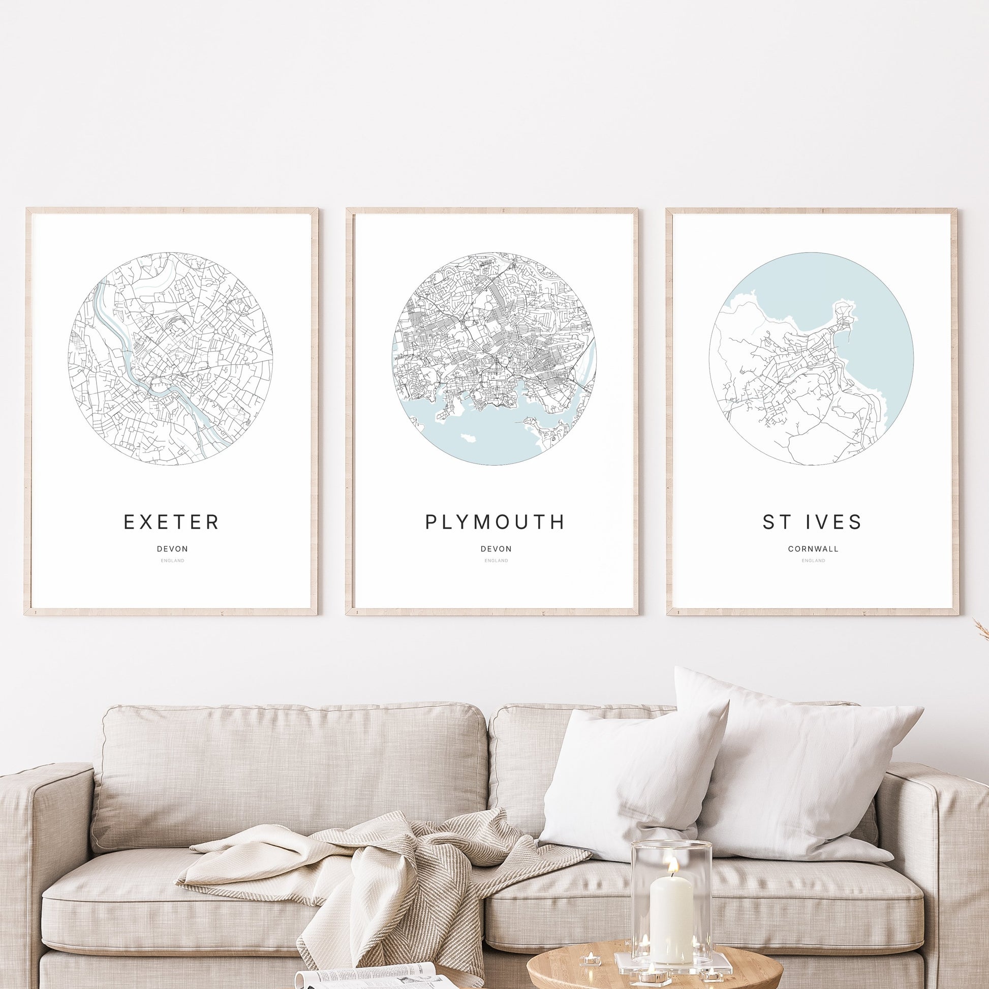 Trio d’affiches de Exeter, Plymouth et St Ives dans un salon.