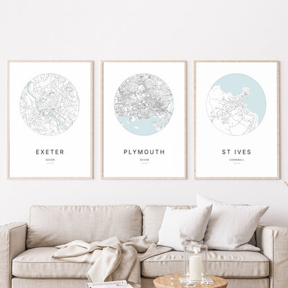Trio d’affiches de Exeter, Plymouth et St Ives dans un salon.
