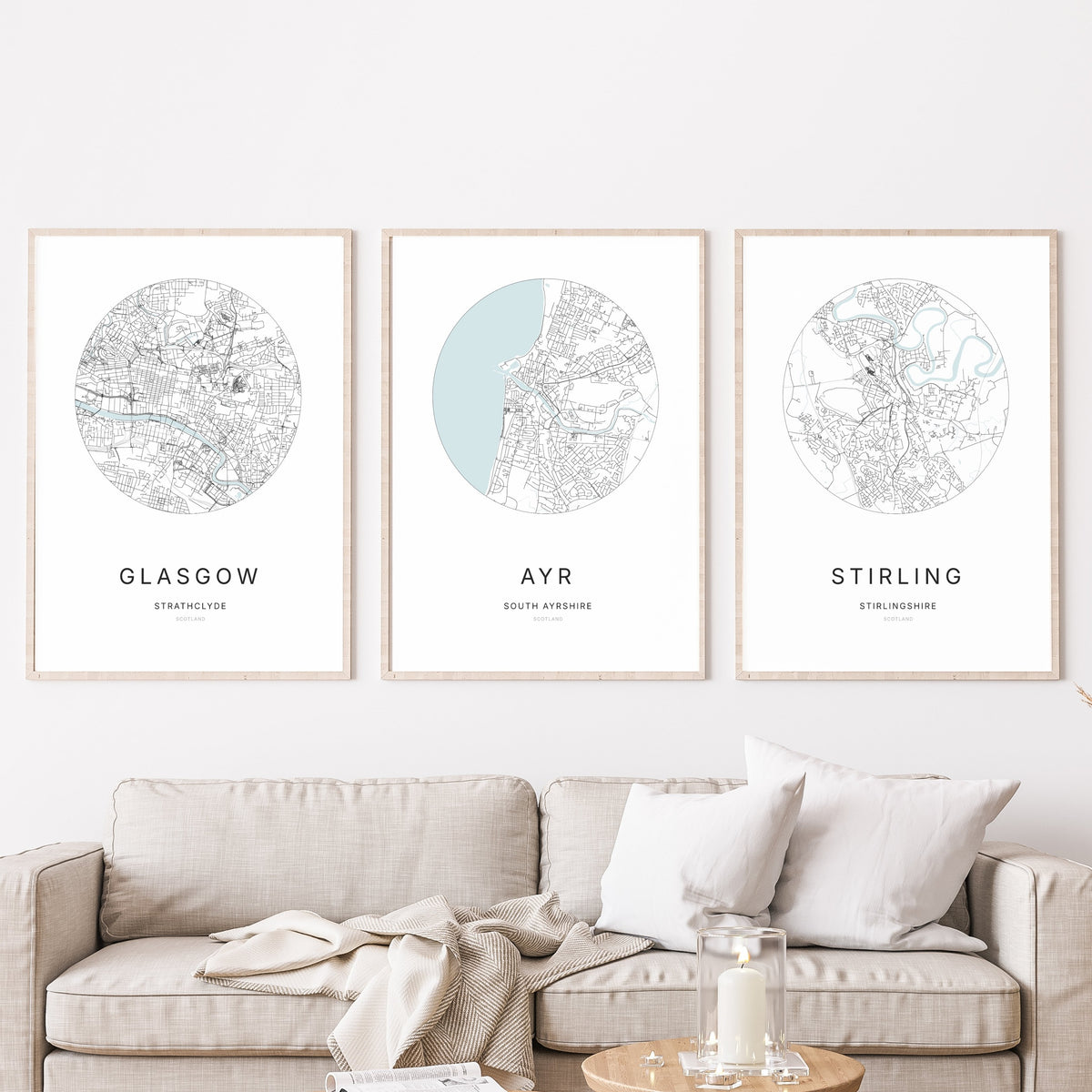 Trio d’affiches de Glasgow, Ayr et Stirling dans un salon.