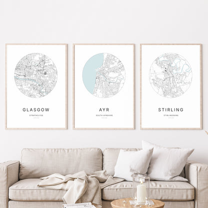 Trio d’affiches de Glasgow, Ayr et Stirling dans un salon.