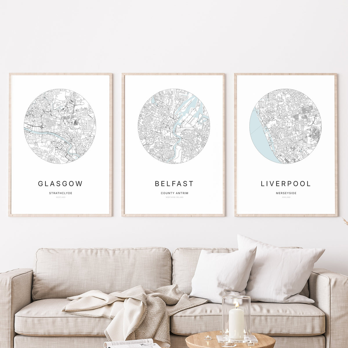 Trio d’affiches de Glasgow, Belfast et Liverpool dans un salon.