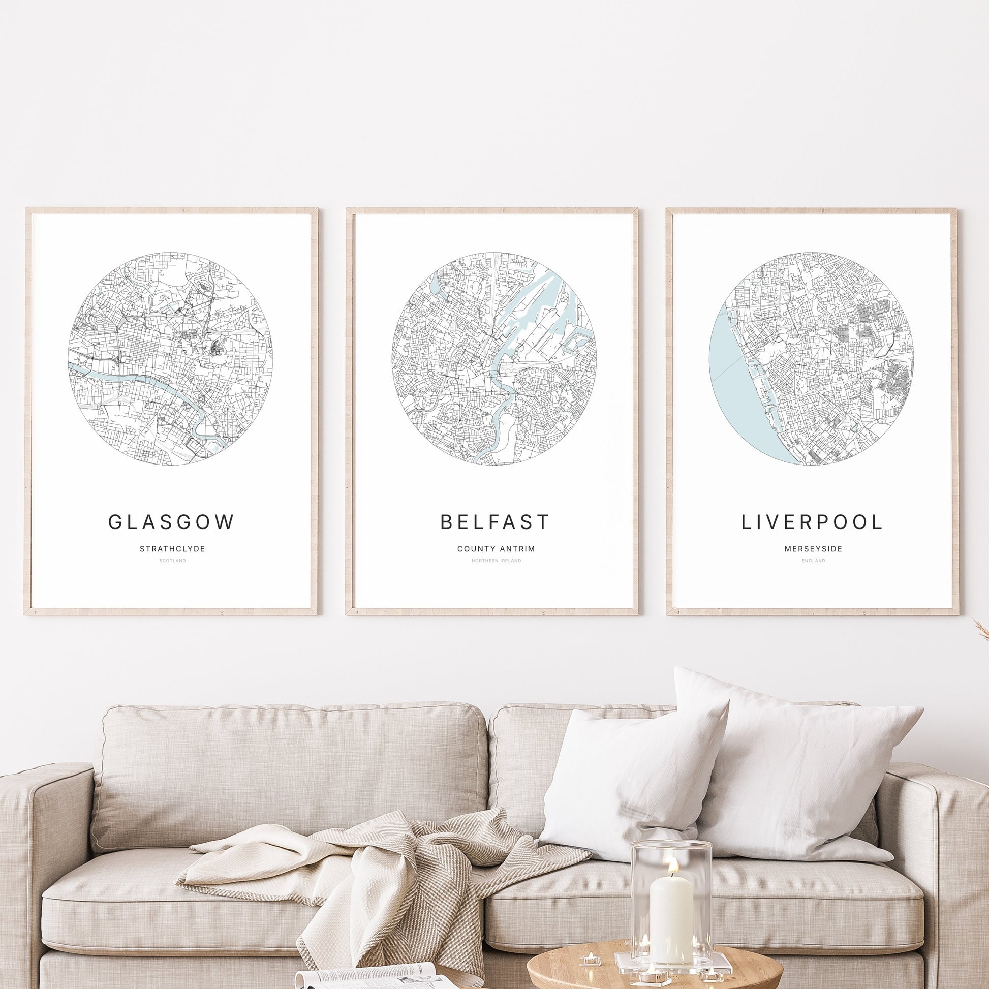 Trio d’affiches de Glasgow, Belfast et Liverpool dans un salon.